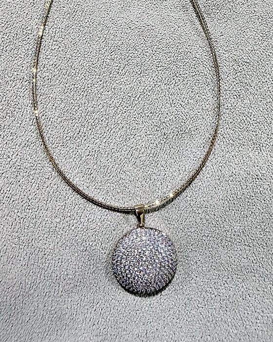 Collar rígido dorado con medallón de circones