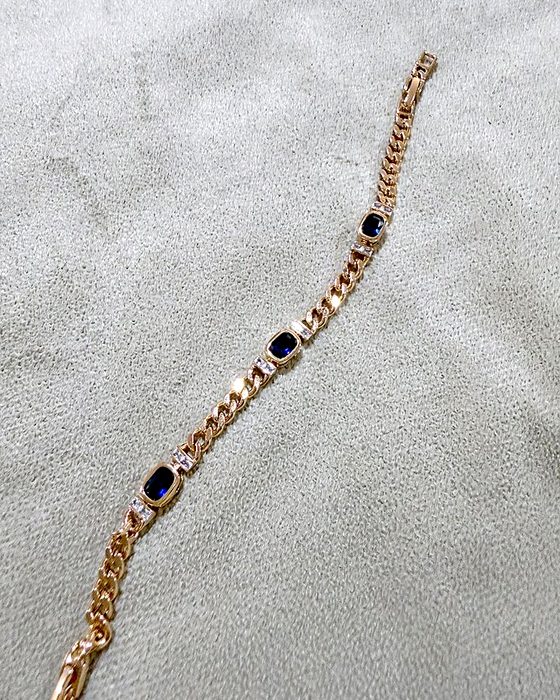 Pulsera dorada con piedras azules